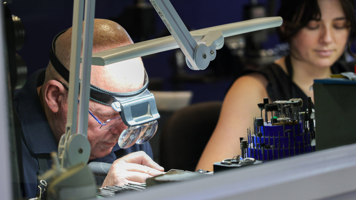 Claws being closed over a reset stone under the microscope at the NY2K bench