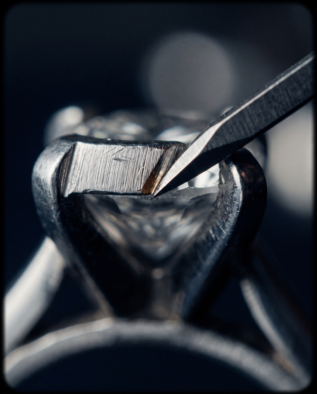 Claws being closed over a reset stone under the microscope at the NY2K bench